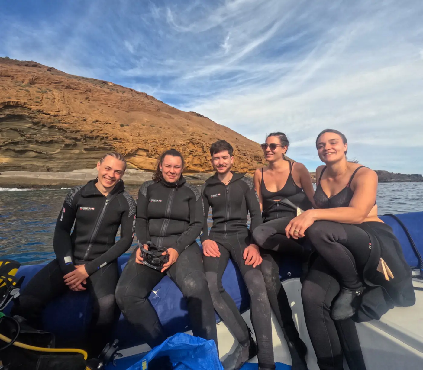 Grupo de buceadores en la lancha antes de la inmersión en Tenerife