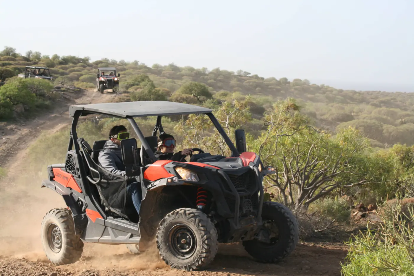 Buggy en marcha por pista de tierra en el sur de Tenerife