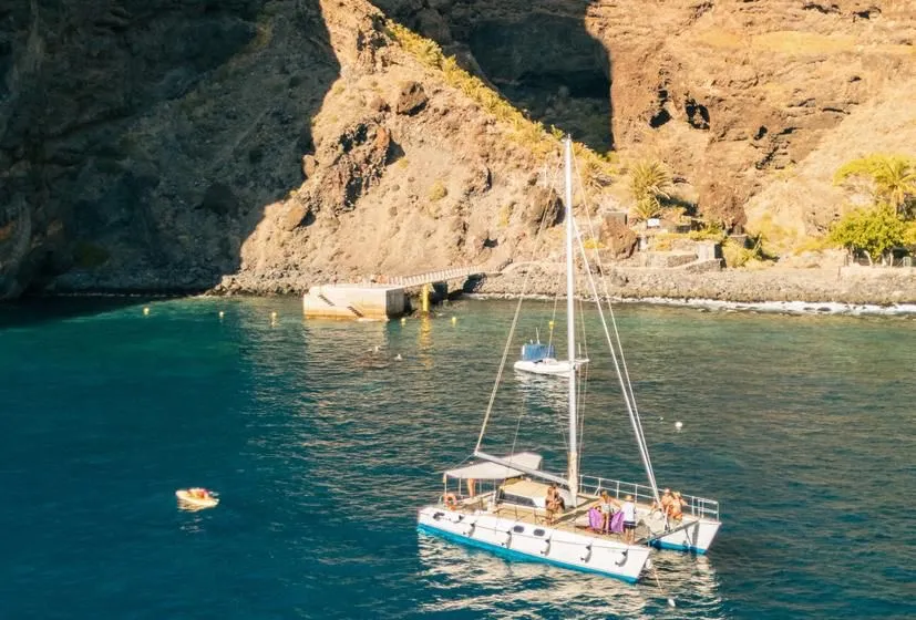 Katamaran vor Anker in der Bucht von Masca unter den Klippen