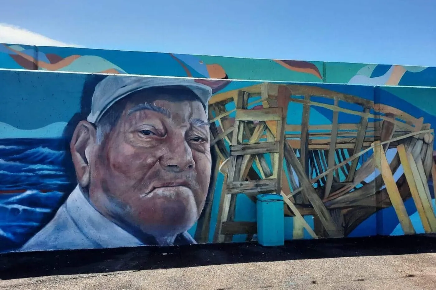 Mural de arte urbano con el retrato de un pescador