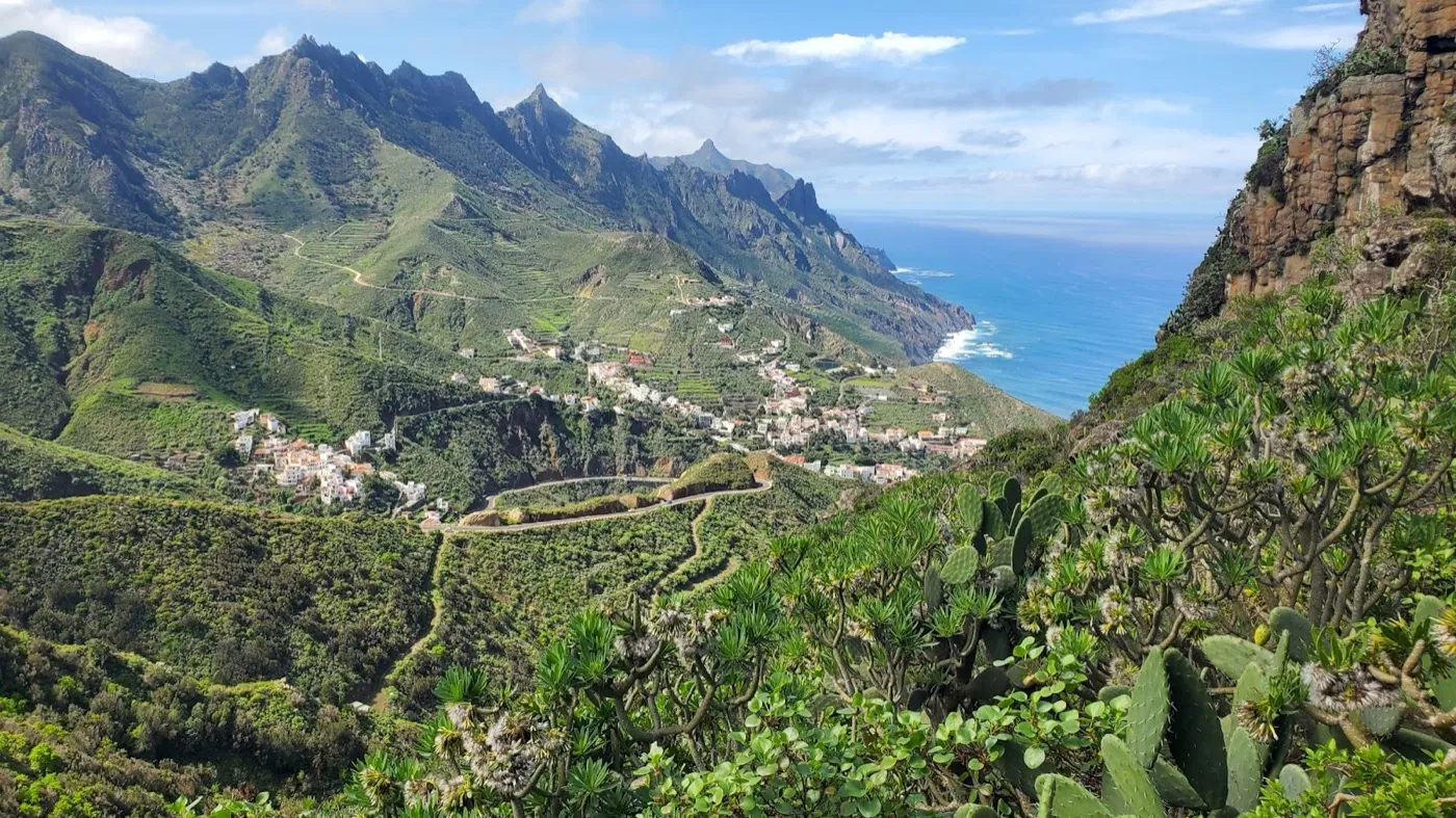 Ein Dorf zwischen grünen Bergen über dem Meer, im Norden Teneriffas