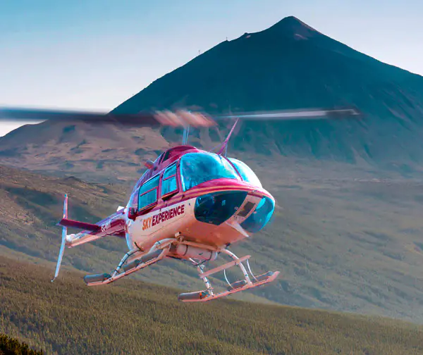 Helicóptero Sky Experience volando junto al Teide