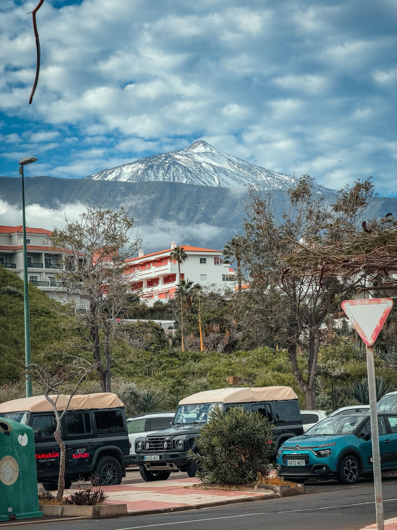 Jeeps de safari aparcados con el Teide nevado al fondo