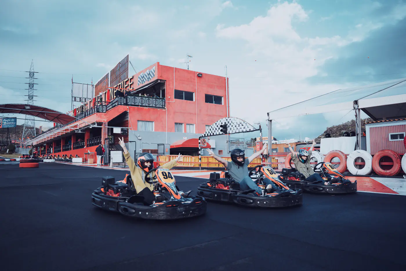 Grupo de pilotos celebrando tras una tanda en el circuito de Karting Club Tenerife