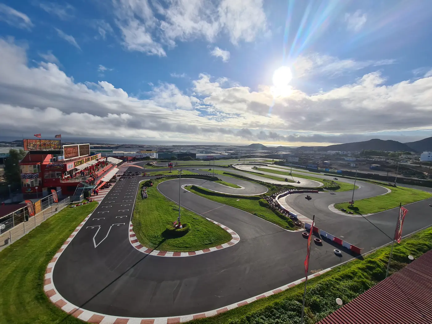Vista panorámica del circuito de Karting Club Tenerife al amanecer