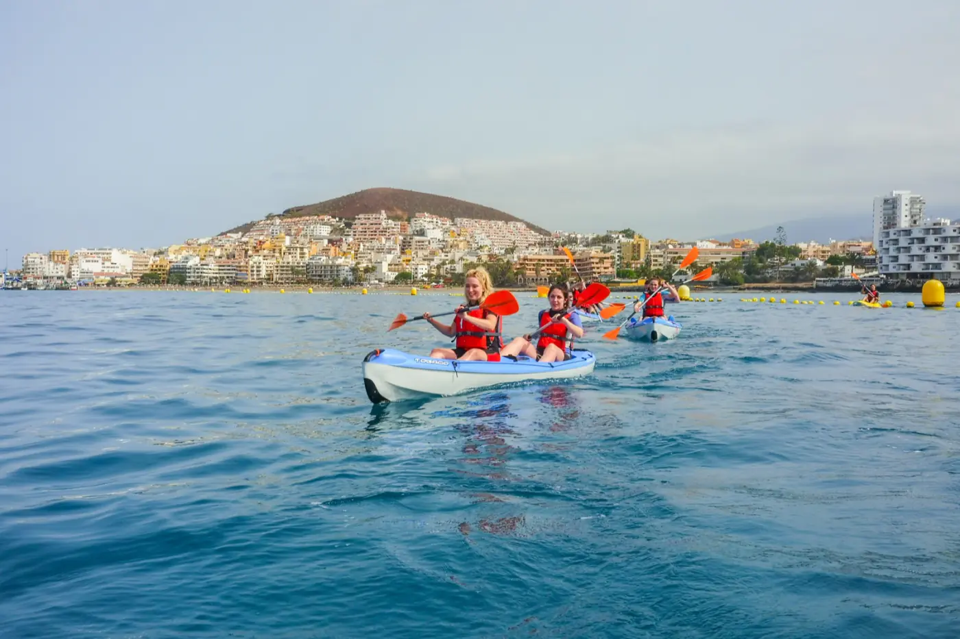 Grupo en kayak con la costa de Los Cristianos de fondo