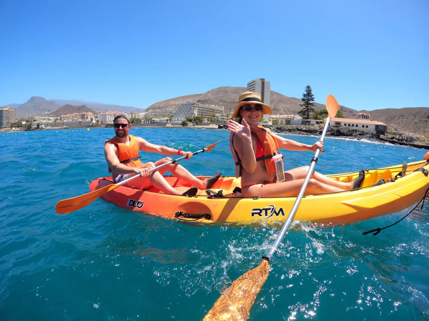 Pareja remando en kayak frente a la costa de Los Cristianos, Tenerife