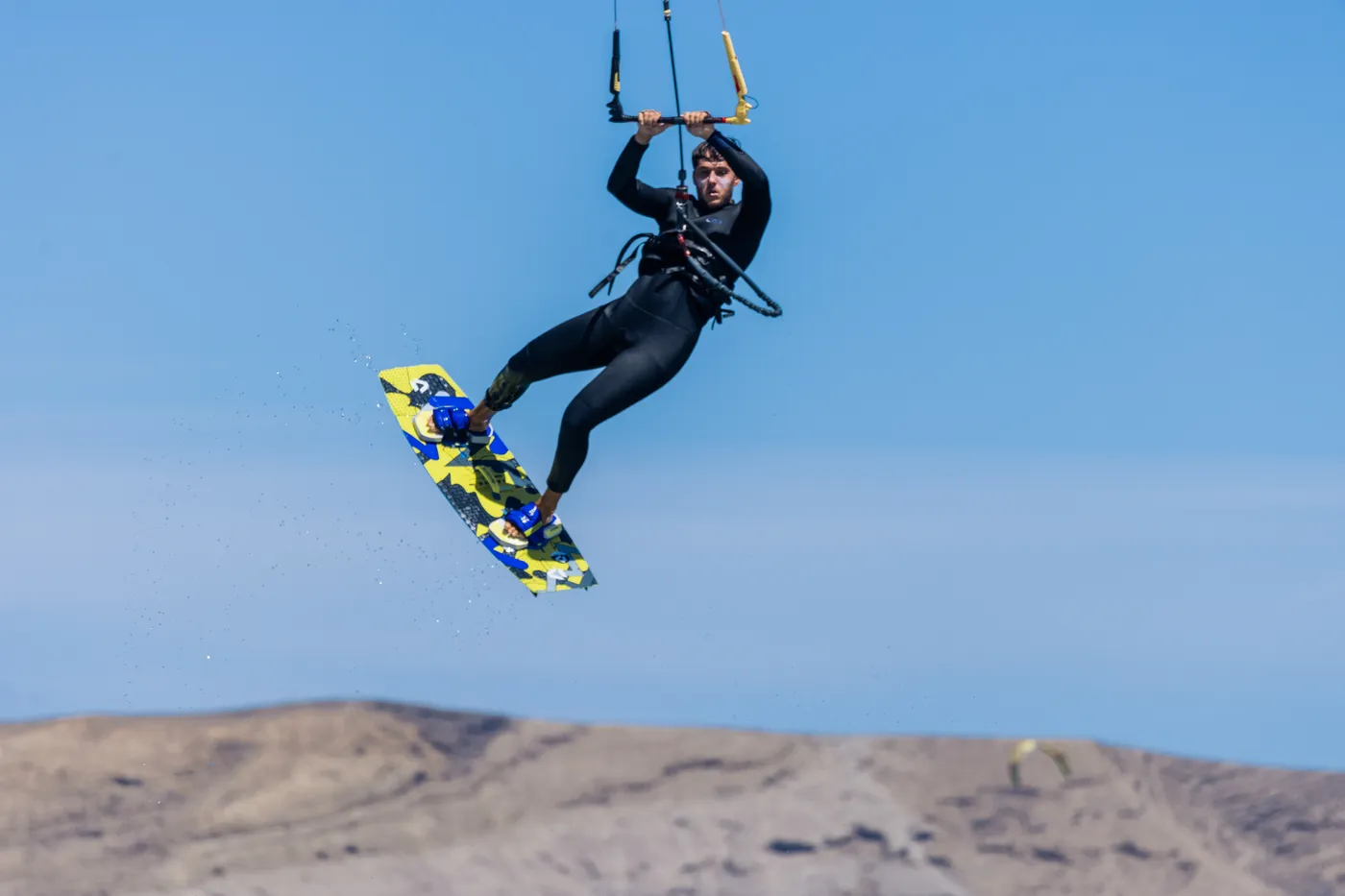 Kitesurfer beim Sprung über das Wasser in El Médano, Teneriffa
