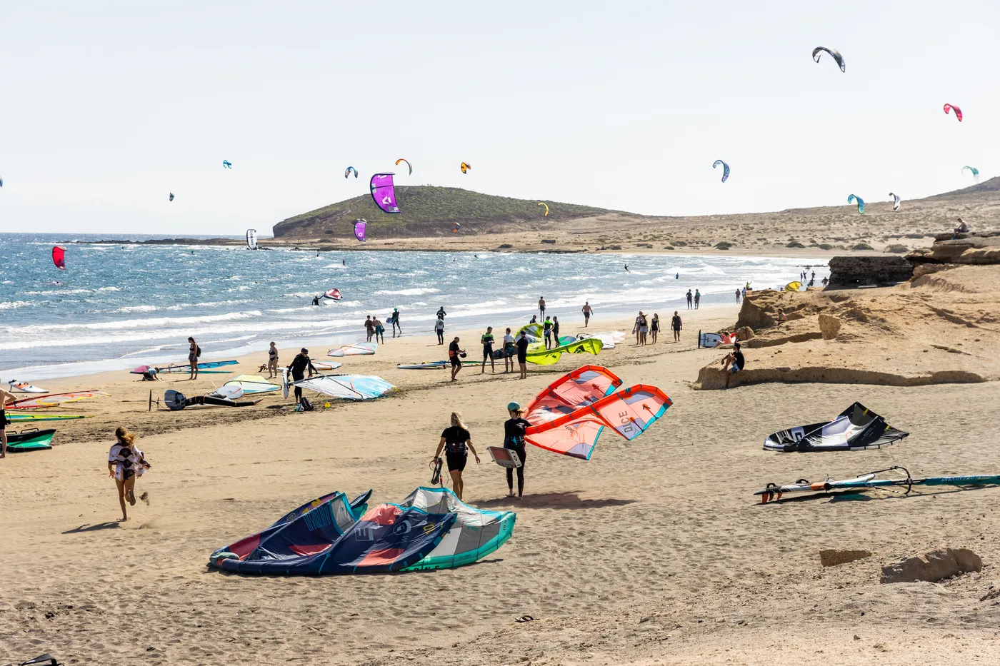 Der Strand von El Médano voller Kites mit der Montaña Roja im Hintergrund