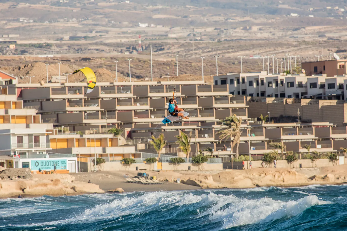 Kitesurfer vor der Promenade von El Médano