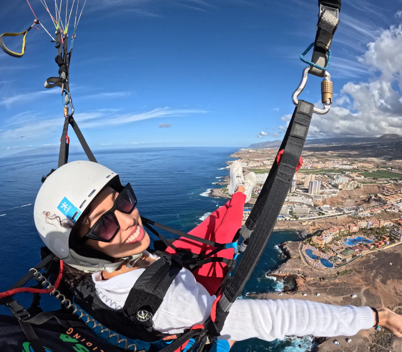Pasajera sonriendo durante el vuelo en parapente en Tenerife