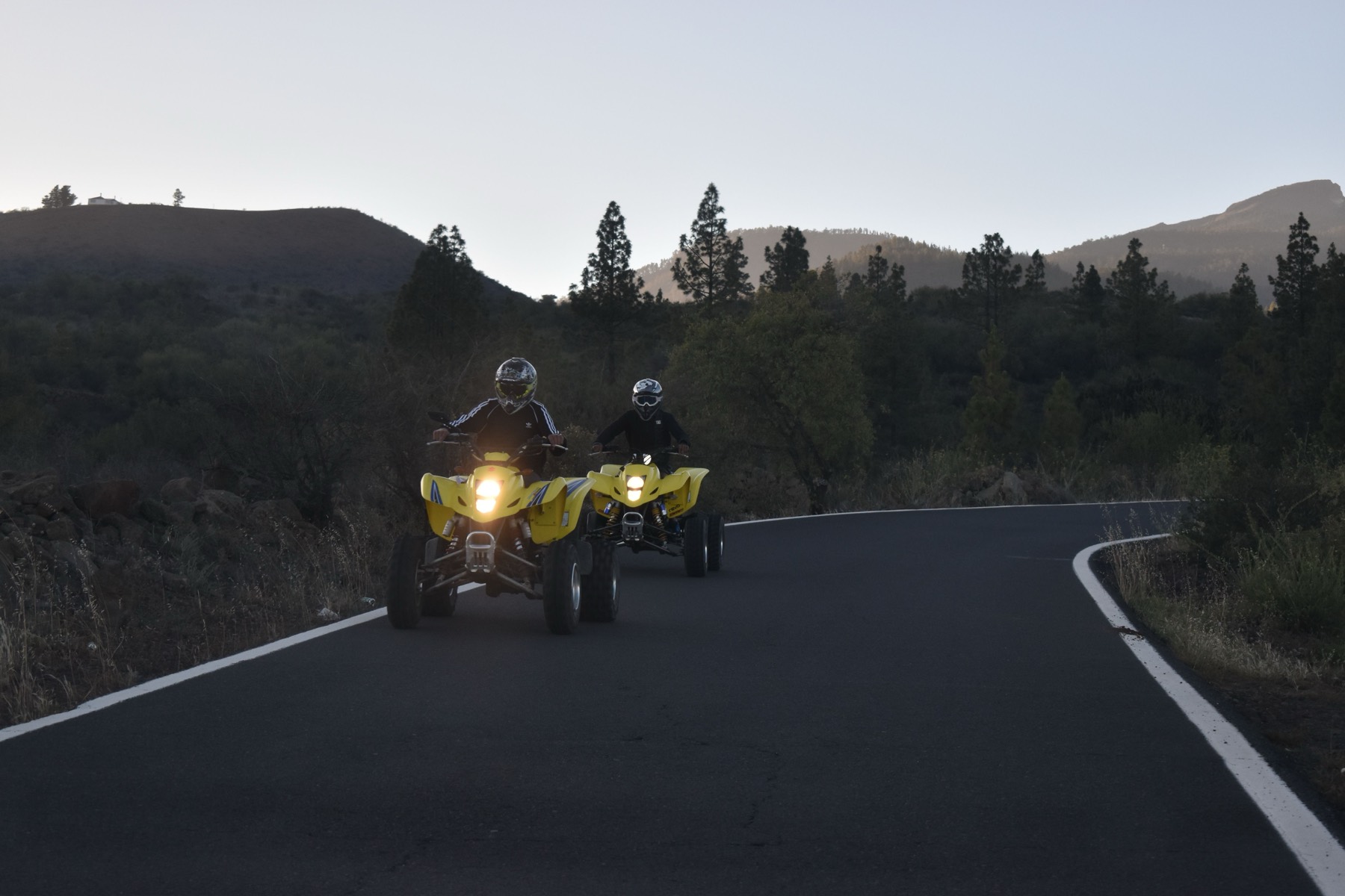 Dos quads circulando por carretera de montaña en la zona del Teide al atardecer