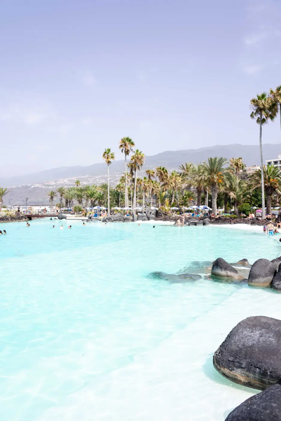 Playa y piscina de Siam Park con palmeras