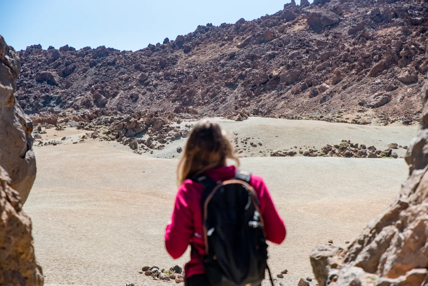 Senderista contemplando el llano de Ucanca rodeado de coladas de lava