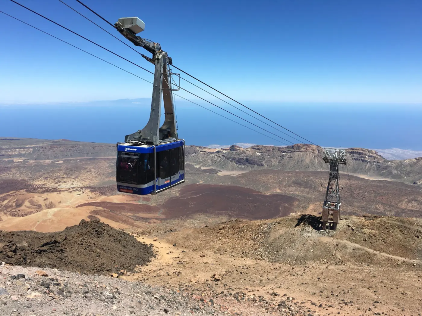 Cabina del teleférico del Teide llegando a la estación superior