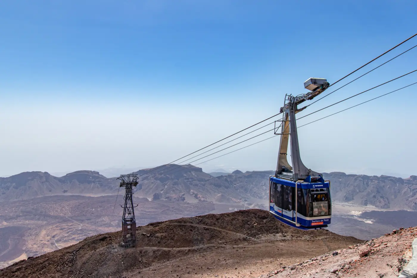Cabina del teleférico del Teide con vistas panorámicas de la isla