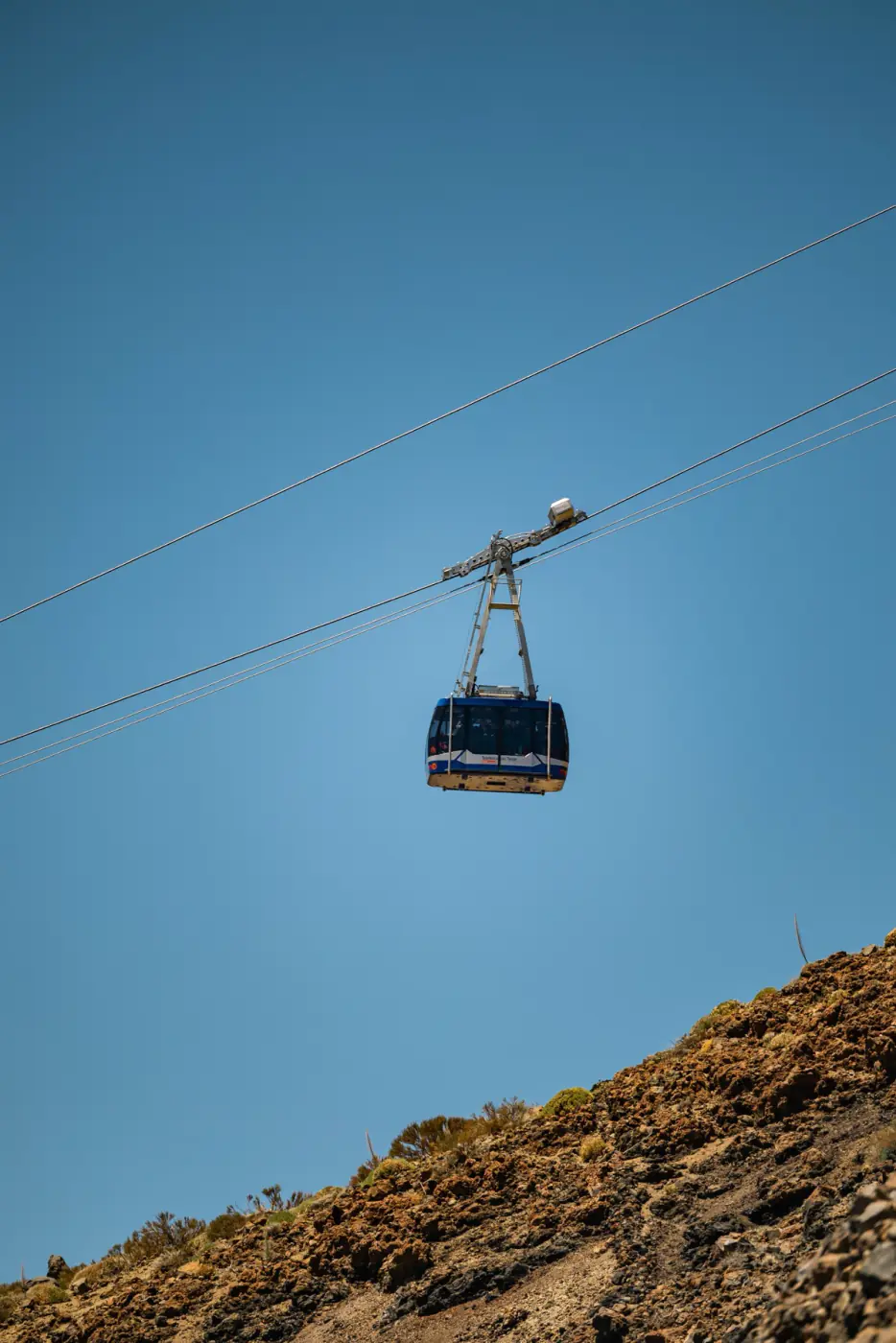 Cabina del teleférico del Teide suspendida sobre el paisaje volcánico