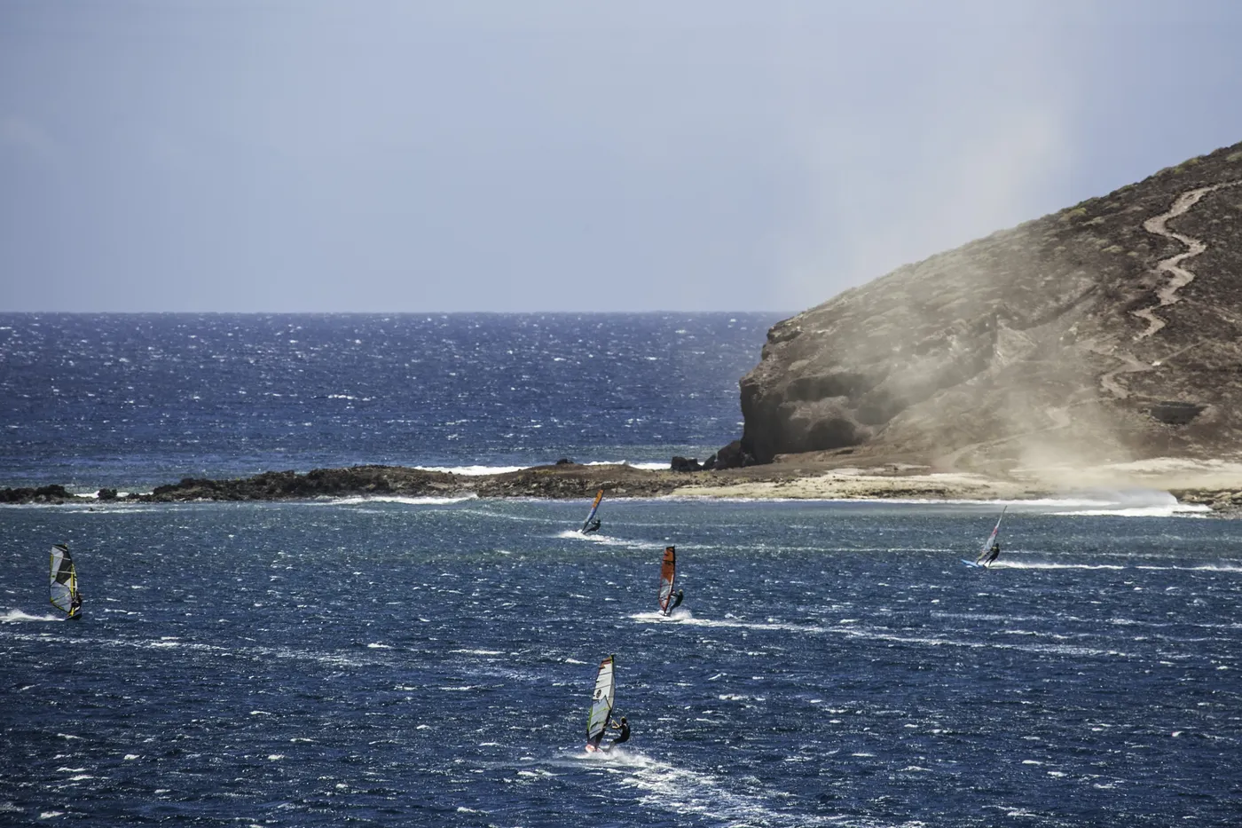 Windsurfer in der Bucht von El Médano mit der Montaña Roja