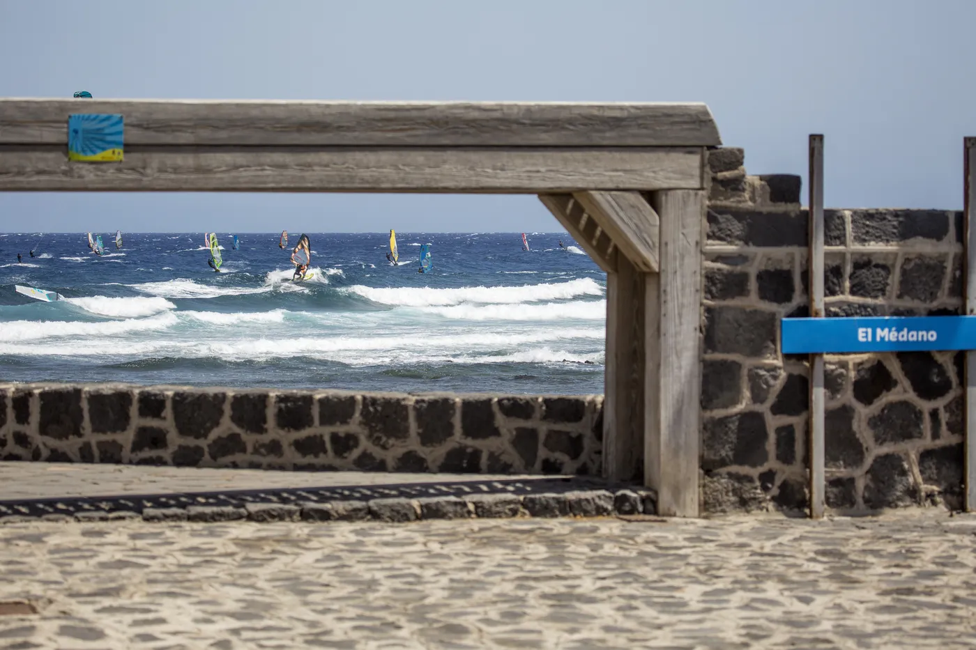Windsurfsegel vom Aussichtspunkt am Strand von El Médano aus gesehen