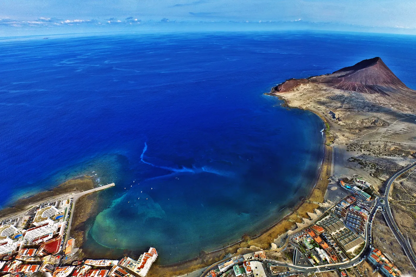 La bahía de El Médano y el puerto de Granadilla vistos desde el aire